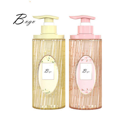 A camomila que acalma o gel natural do chuveiro Scented delicadamente o gel fêmea do chuveiro