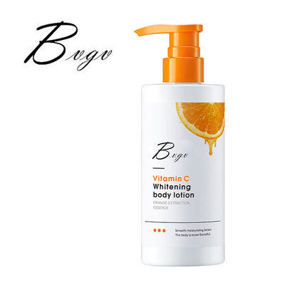 A loção de nutrição do creme de corpo da vitamina E ilumina naturalmente a tez luminosa