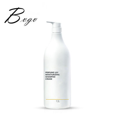 O champô e o condicionador do óleo de amêndoa reforçam a máscara natural do cabelo do cabelo