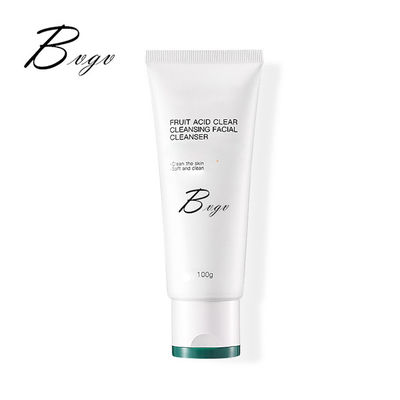 A toranja cor-de-rosa que hidrata o limpador facial reabastece a lavagem da cara do poro da acne da pele